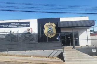Policiais civis em operação de busca e apreensão na residência de gerente suspeito de desvio em Paraíso do Tocantins.