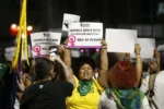 Mulheres evangélicas brasileiras reunidas em um ambiente comunitário, demonstrando diversidade e engajamento social.