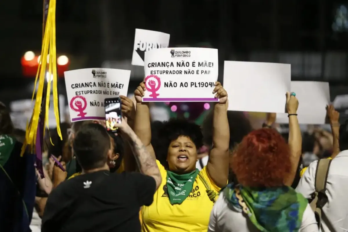 Mulheres evangélicas brasileiras reunidas em um ambiente comunitário, demonstrando diversidade e engajamento social.