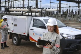 Grupo diverso de profissionais da Energisa, incluindo mulheres e pessoas com deficiência, colaborando em um ambiente de trabalho moderno no setor elétrico.