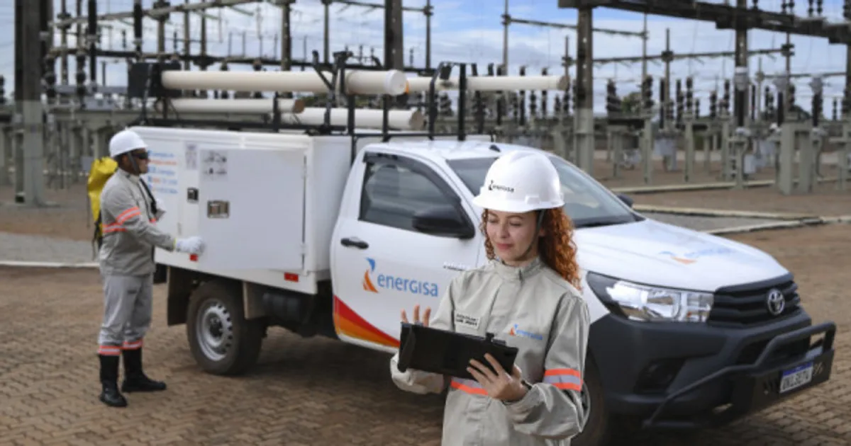 Grupo diverso de profissionais da Energisa, incluindo mulheres e pessoas com deficiência, colaborando em um ambiente de trabalho moderno no setor elétrico.