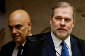 Documentos confidenciais da PF e do STF simbolizam o escândalo Master, com o prédio do Supremo ao fundo, refletindo a crise judicial e política.