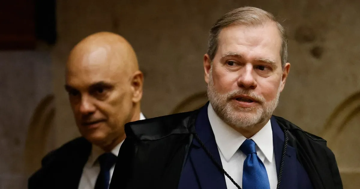 Documentos confidenciais da PF e do STF simbolizam o escândalo Master, com o prédio do Supremo ao fundo, refletindo a crise judicial e política.