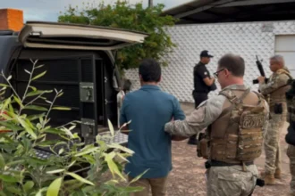 Policiais civis em operação de busca e apreensão contra esquema de fraude em CNHs