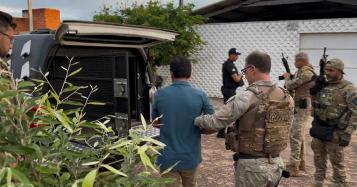 Policiais civis em operação de busca e apreensão contra esquema de fraude em CNHs
