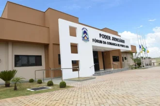 Par de sapatos femininos gastos em rua de terra batida em cidade pequena, simbolizando feminicídios e a ausência de proteção em municípios remotos.