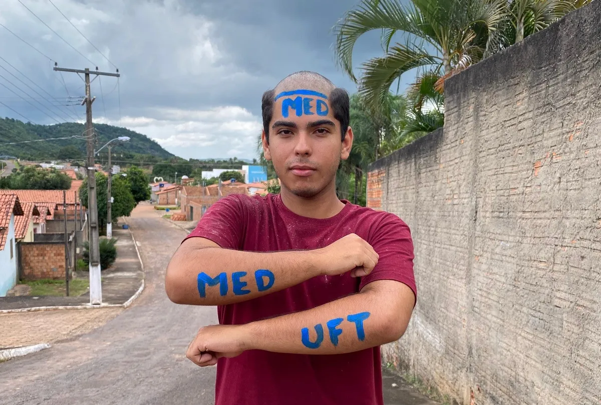 Jovem Fernando Abreu em cenário rural, simbolizando sua jornada da roça para a medicina na UFT