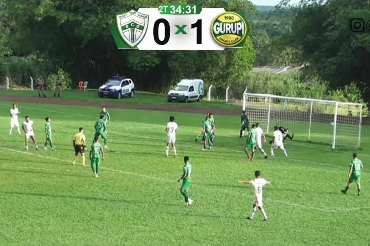 Jogadores do Sport Club Guaraí (Lobão) desapontados em campo após derrota que confirma o rebaixamento, com placar ao fundo