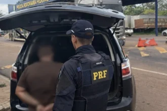 Policiais da PRF detêm foragido por violência doméstica na BR-153 em Guaraí, Tocantins