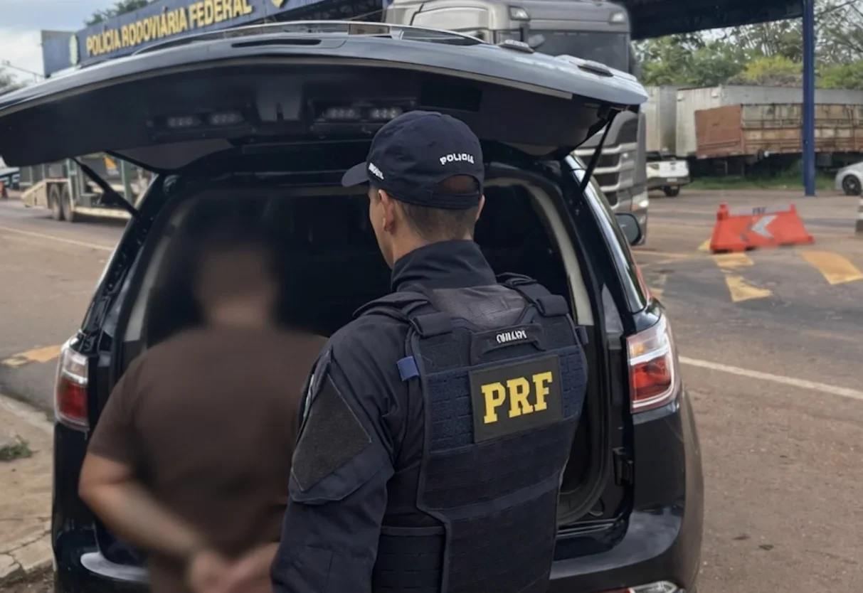 Policiais da PRF detêm foragido por violência doméstica na BR-153 em Guaraí, Tocantins