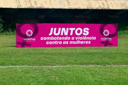 Jogador de futebol do Campeonato Tocantinense com mensagem 'Juntos combatendo a violência contra as mulheres' na camisa