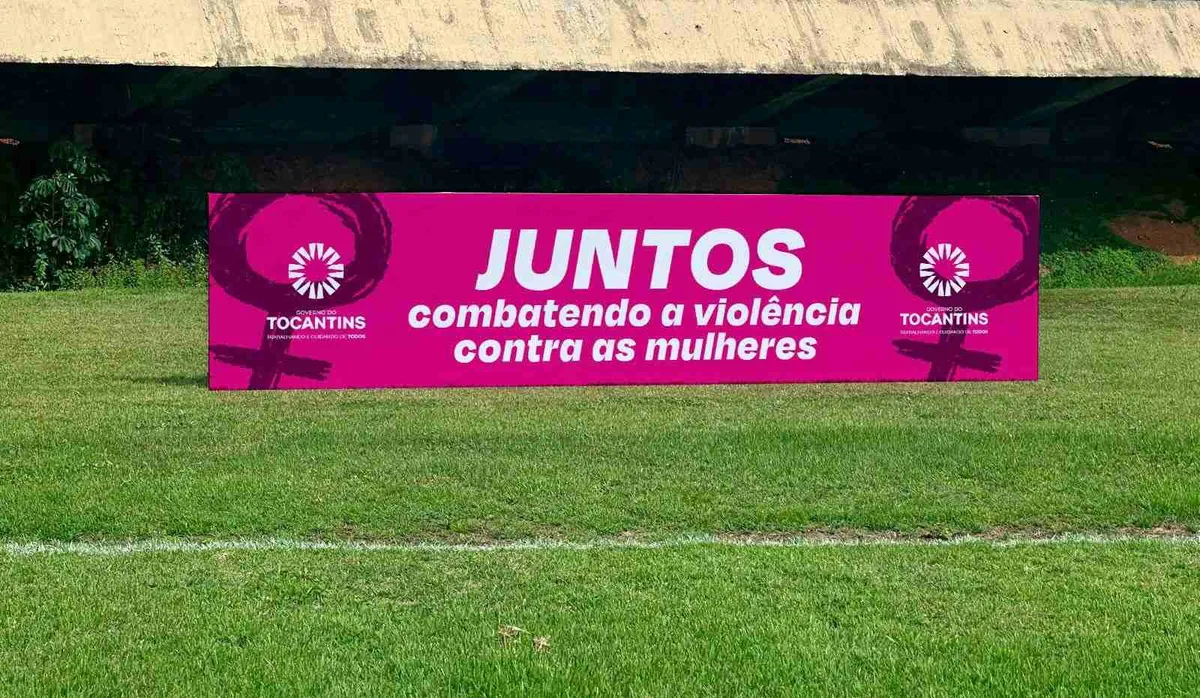 Jogador de futebol do Campeonato Tocantinense com mensagem 'Juntos combatendo a violência contra as mulheres' na camisa