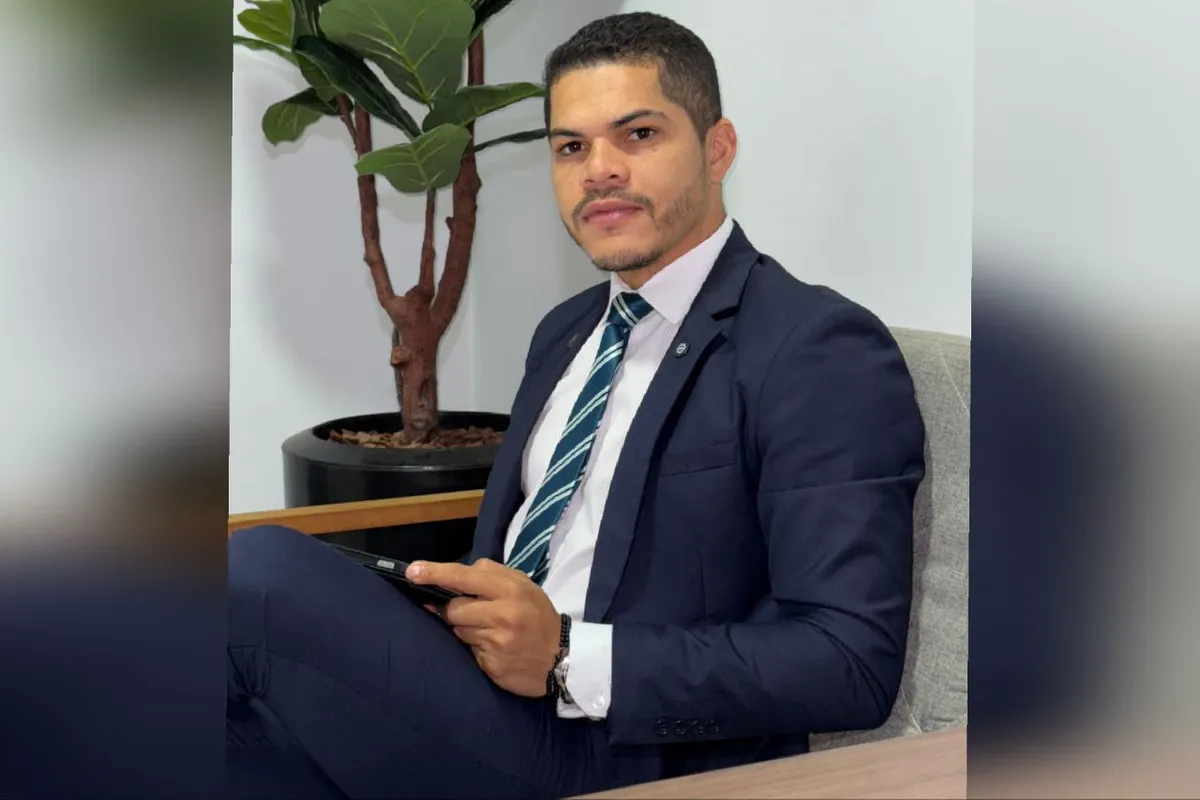 Rafhael Alves dos Santos, novo chefe do Procon em Guaraí, em ambiente profissional