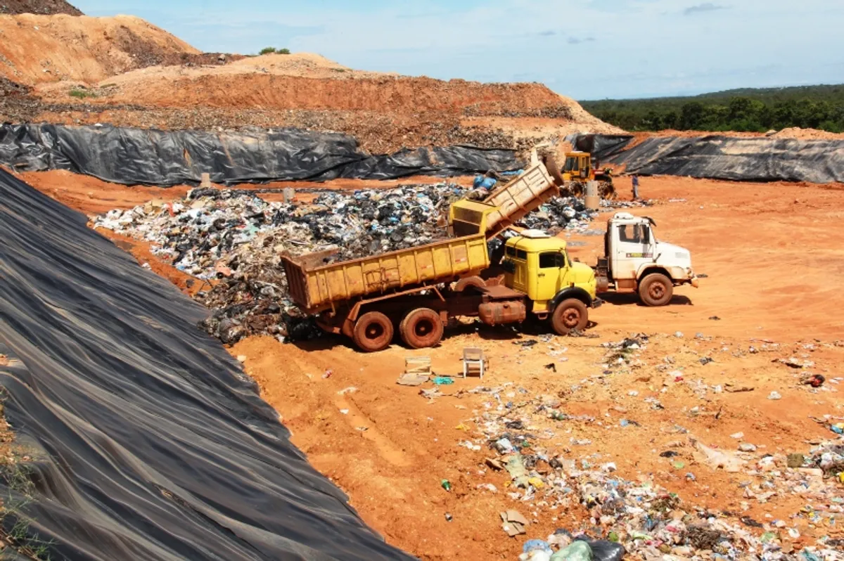 Pessoas assistem a uma audiência pública sobre a implantação de um aterro sanitário na prefeitura de Guaraí.
