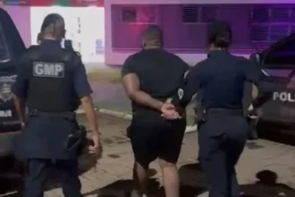 Viatura da Guarda Metropolitana de Palmas em frente a uma residência durante uma ocorrência de violência doméstica.