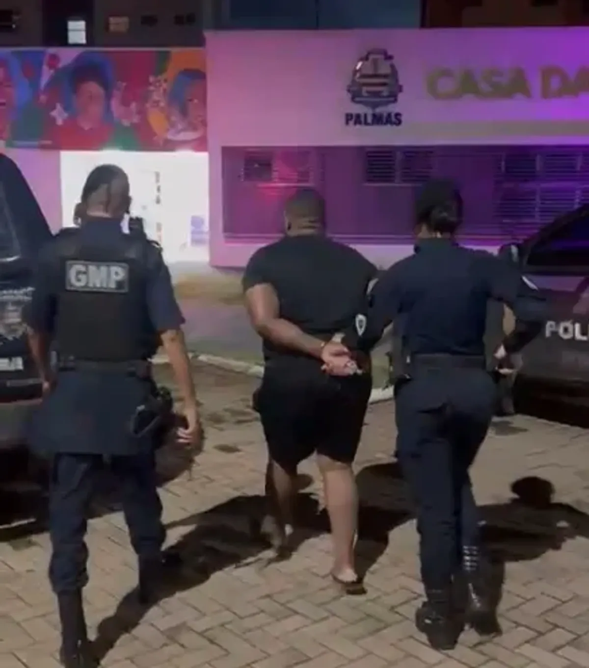 Viatura da Guarda Metropolitana de Palmas em frente a uma residência durante uma ocorrência de violência doméstica.