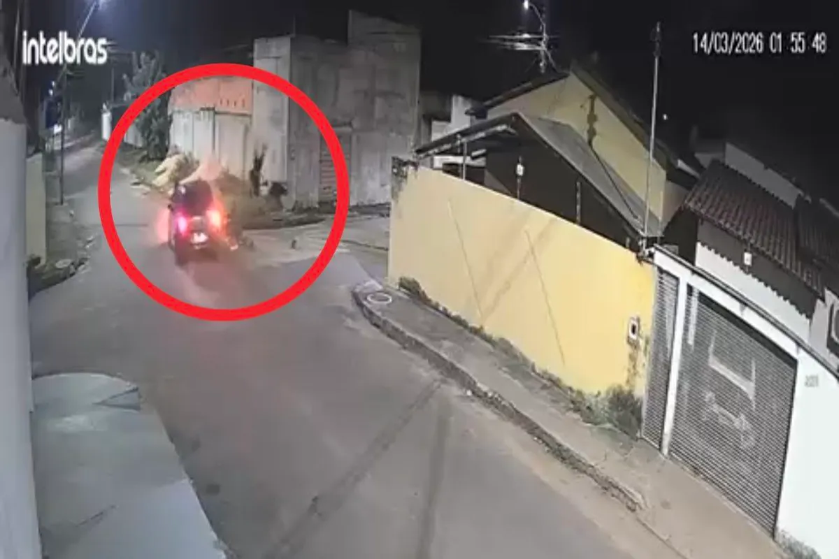 Cena de acidente de trânsito em Guaraí com carro e moto danificados e luzes de emergência piscando.
