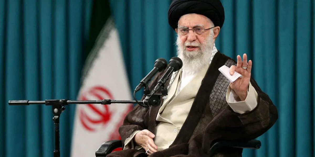 Cenas contrastantes de luto e celebração em Teerã após a morte do aiatolá Ali Khamenei