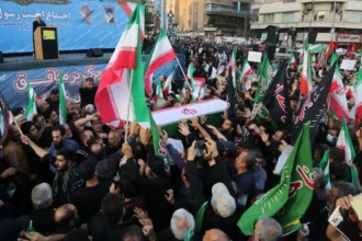 Chefe de polícia do Irã, Ahmad-Reza Radan, emite alerta severo sobre repressão a manifestantes.