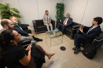 Representantes de movimentos sociais e membros do CNJ reunidos em mesa de negociação sobre conflitos fundiários