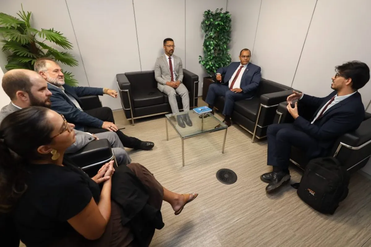 Representantes de movimentos sociais e membros do CNJ reunidos em mesa de negociação sobre conflitos fundiários