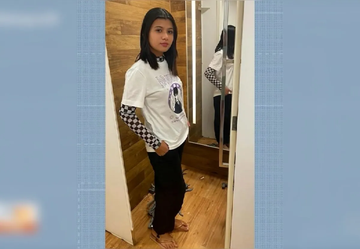 Cena de crime noturno com luzes de viatura policial e fita de isolamento em distribuidora de bebidas.