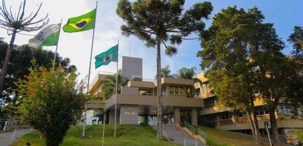 Mulheres discutindo política em reunião partidária, representando a participação feminina
