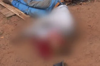 Um martelo de juiz sobre uma bancada, simbolizando a justiça e a condenação em um tribunal