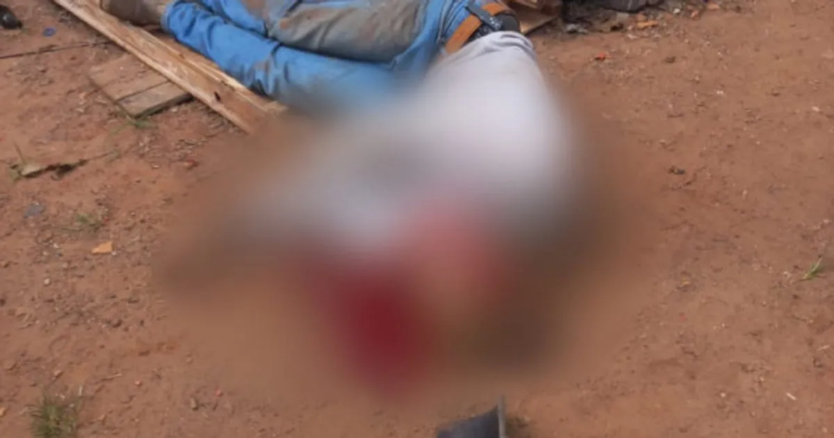 Um martelo de juiz sobre uma bancada, simbolizando a justiça e a condenação em um tribunal