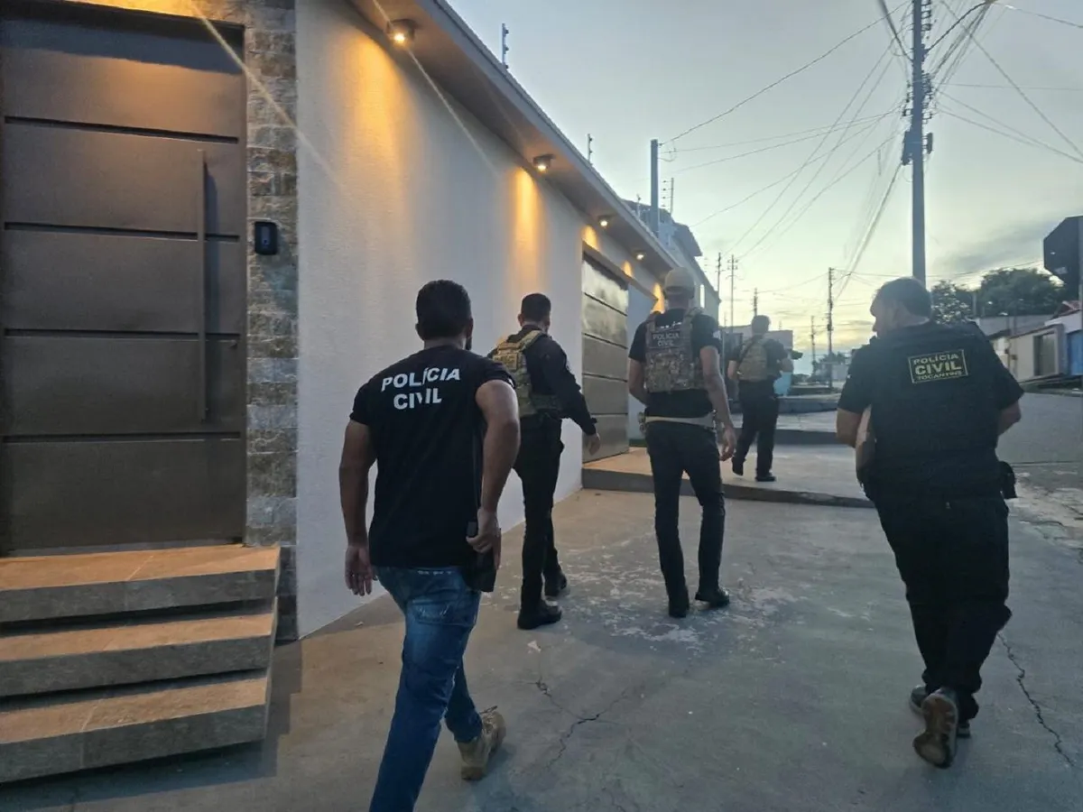 Agentes da Polícia Civil em Tocantins durante cumprimento de mandado de busca e apreensão em propriedade rural.