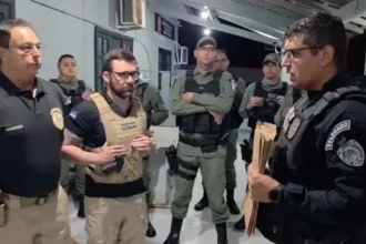 Agentes da Polícia Civil realizando busca e apreensão em operação contra fraude em concurso.