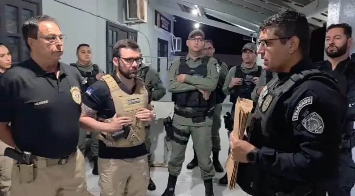 Agentes da Polícia Civil realizando busca e apreensão em operação contra fraude em concurso.