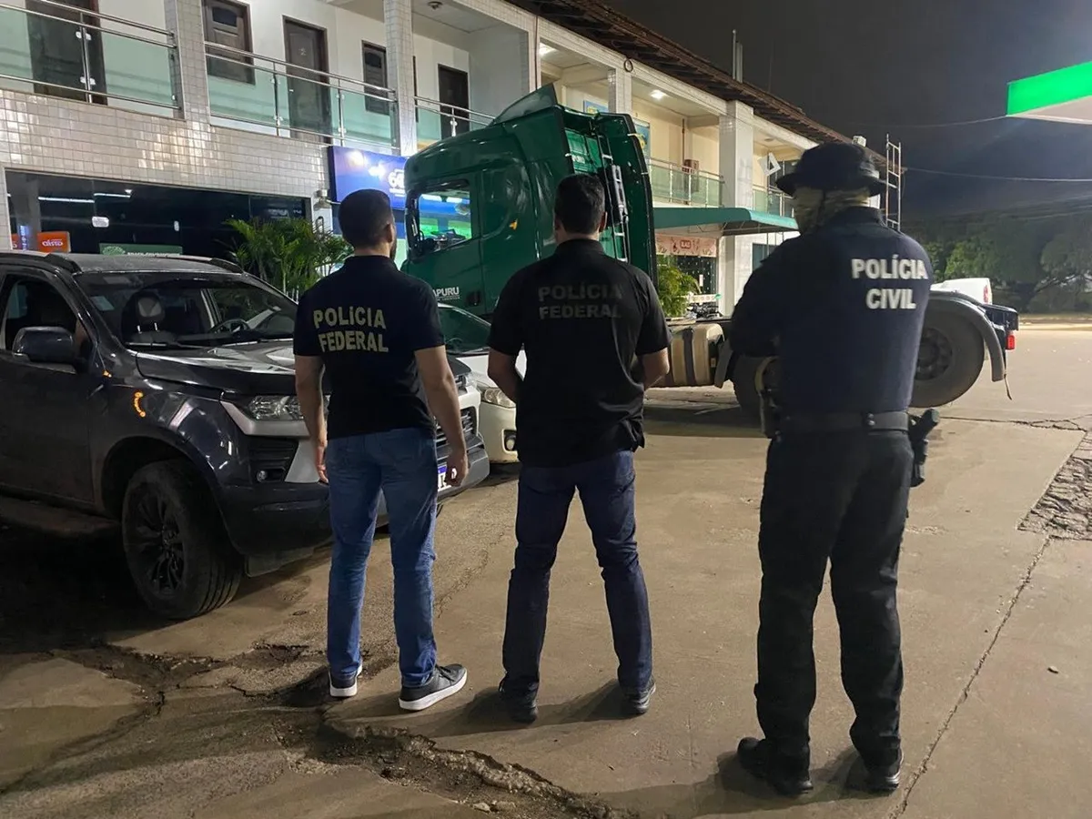Policiais em operação deflagrando mandados contra esquema de lavagem de dinheiro em Goiânia ou Imperatriz