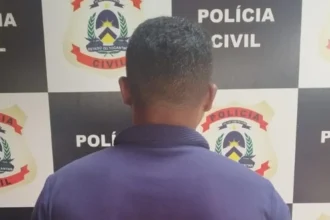 Policiais civis realizam apreensão de documentos e celulares durante a Operação Fraus em propriedades no Tocantins