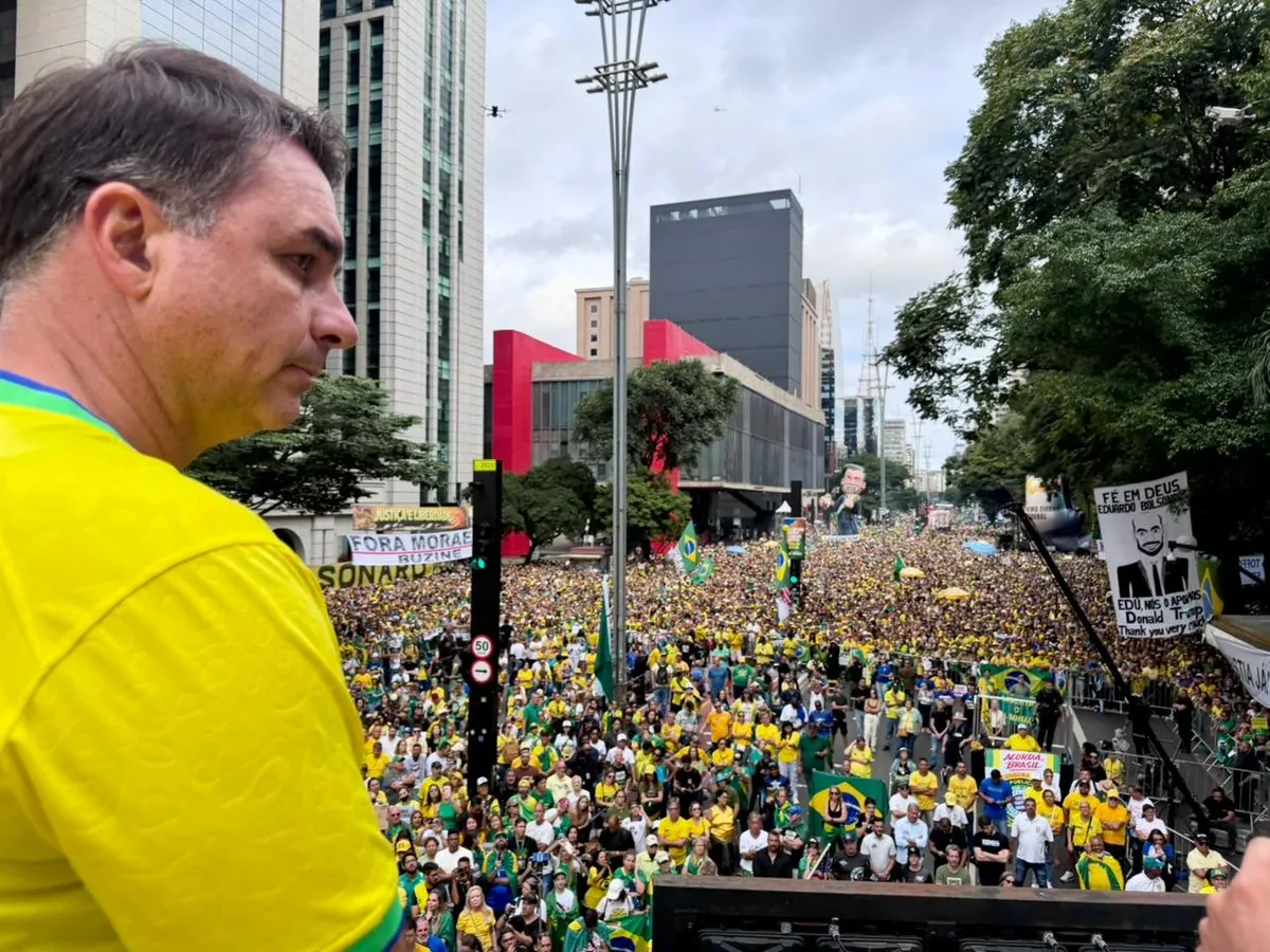 Manifestação "Acorda, Brasil" na Avenida Paulista com trio elétrico e apoiadores do ex-presidente Jair Bolsonaro.