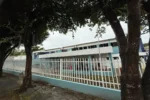 Corredor de hospital moderno no HRGUA com novo mobiliário, indicando reformas e ambiente renovado