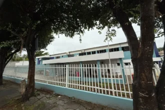 Corredor de hospital moderno no HRGUA com novo mobiliário, indicando reformas e ambiente renovado