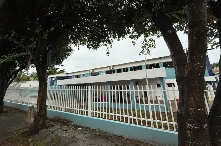 Corredor de hospital moderno no HRGUA com novo mobiliário, indicando reformas e ambiente renovado