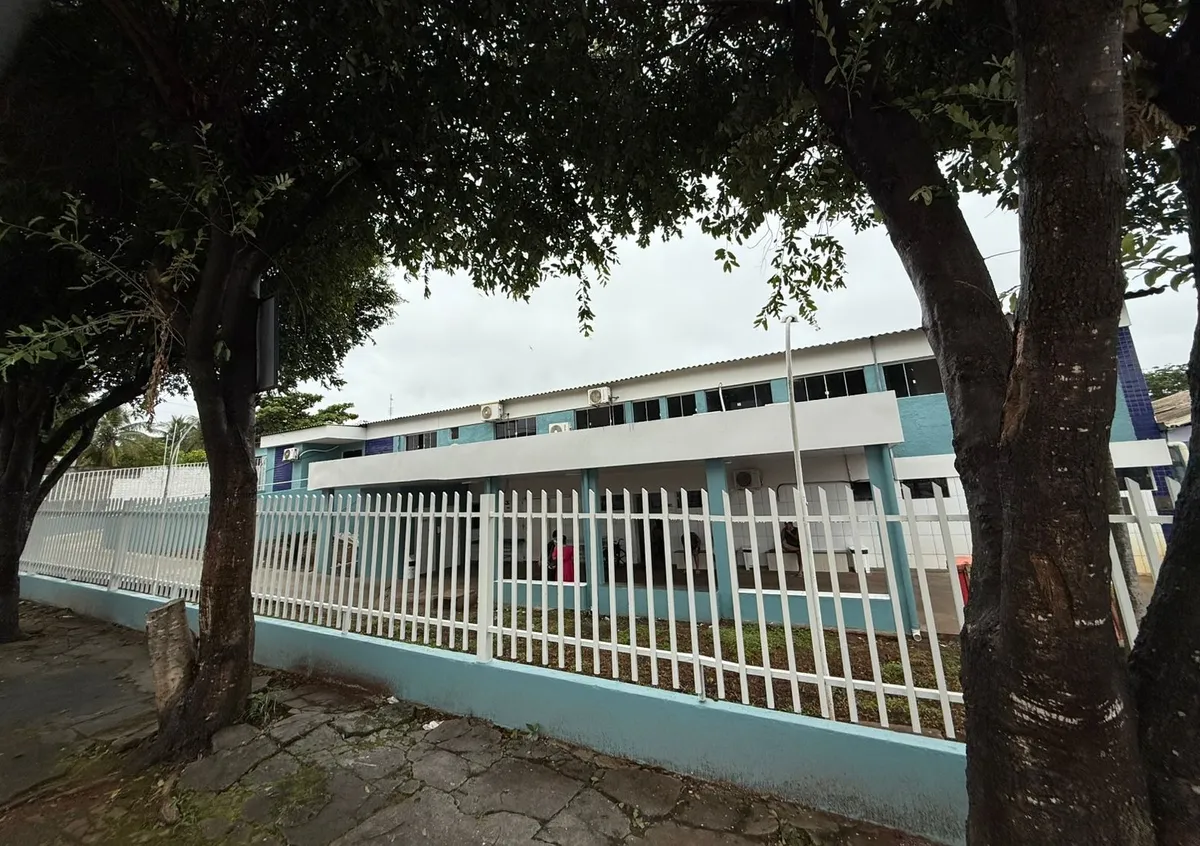 Corredor de hospital moderno no HRGUA com novo mobiliário, indicando reformas e ambiente renovado