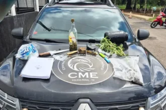 Evidências de tráfico de drogas, incluindo porções de entorpecentes e balança de precisão, sendo examinadas por agente da Polícia Penal após prisão em Tocantínia.