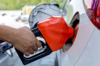 Fiscal do Procon ou ANP verificando preços em bomba de combustível em Colinas, Tocantins, em ação de combate a aumentos abusivos.