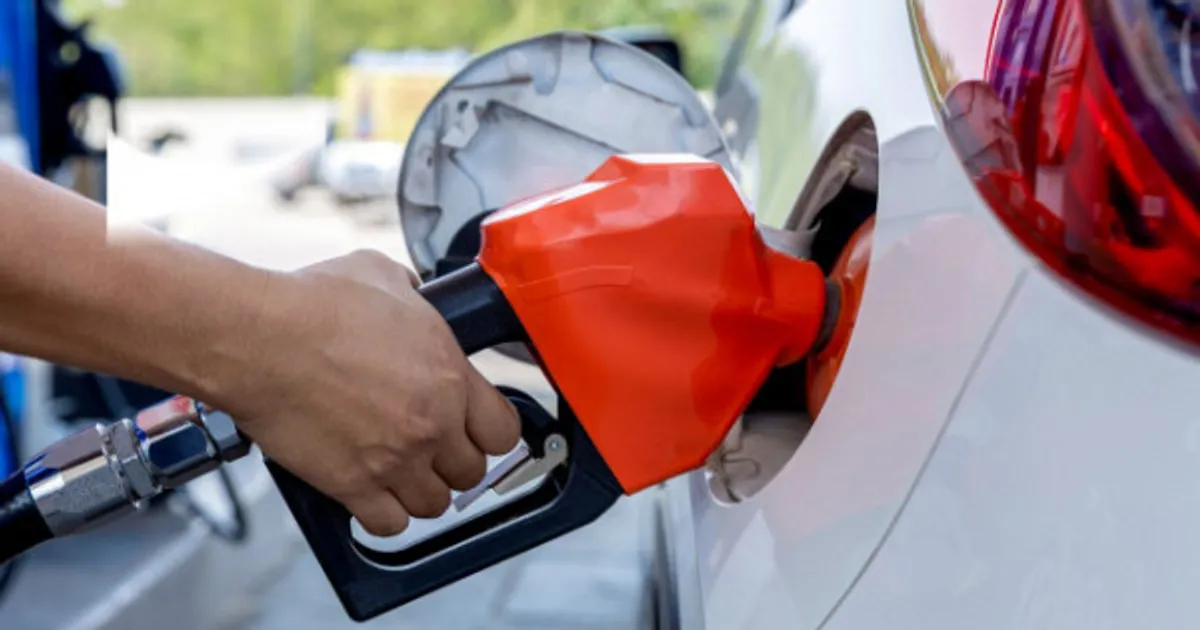 Fiscal do Procon ou ANP verificando preços em bomba de combustível em Colinas, Tocantins, em ação de combate a aumentos abusivos.