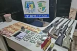 Mesa com grande quantidade de drogas (maconha, crack, cocaína), armas diversas, munições, balança de precisão e dinheiro apreendidos em operação policial em Axixá do Tocantins.