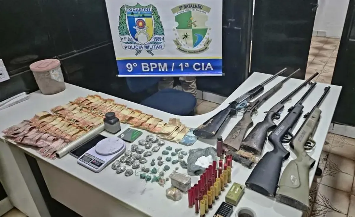Mesa com grande quantidade de drogas (maconha, crack, cocaína), armas diversas, munições, balança de precisão e dinheiro apreendidos em operação policial em Axixá do Tocantins.