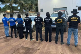 Documentos, computadores e equipamentos eletrônicos apreendidos em operação policial contra sonegação fiscal