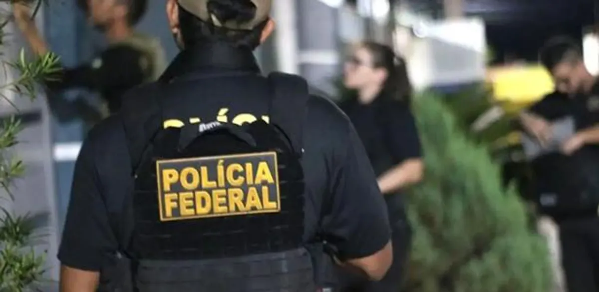 Viaturas da Polícia Federal e MPSP em operação contra corrupção em delegacia de SP.