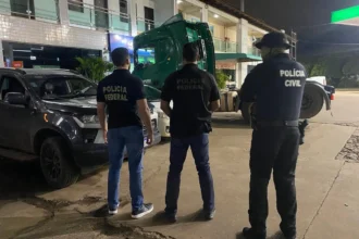 Policiais federais e civis apreendem documentos e computadores durante operação contra lavagem de dinheiro de tráfico.