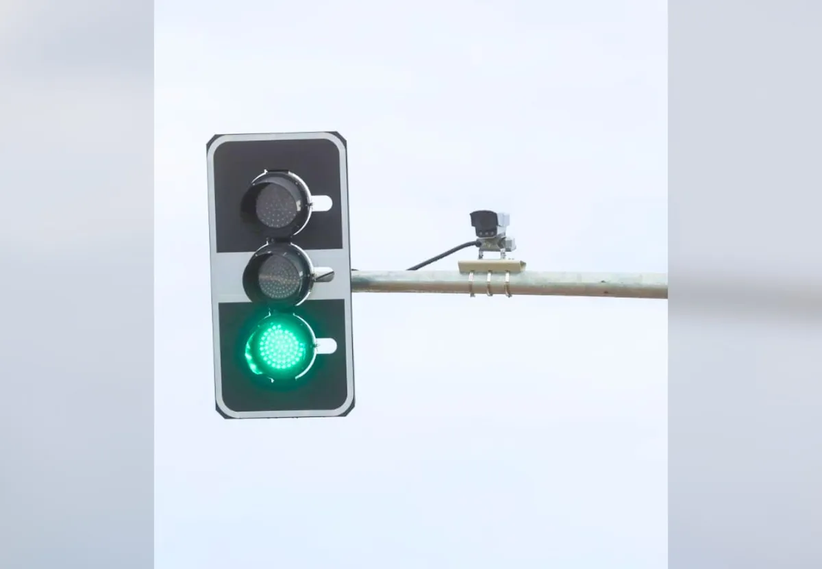 Câmera de trânsito inteligente em Palmas monitorando fluxo de veículos na Avenida Siqueira Campos