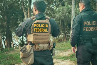 Agentes da Polícia Federal e da ANM em operação de desmantelamento de garimpo ilegal no Tocantins, com um suspeito preso e equipamentos apreendidos em uma área de impacto ambiental.