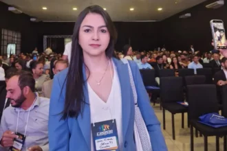 Naiara Miranda falando em evento da Ascam sobre a operação da PF em Colinas do Tocantins